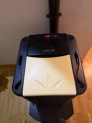 Stufa a pellet color crema