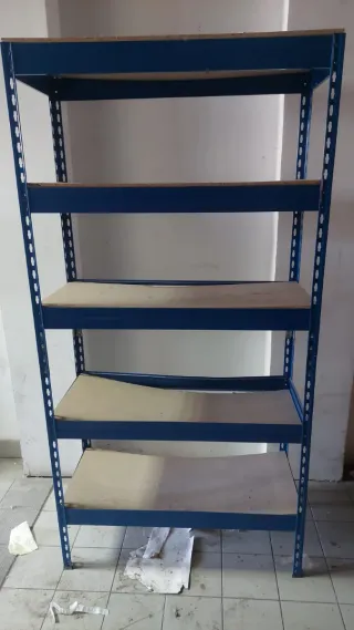 Estanterías metálicas.