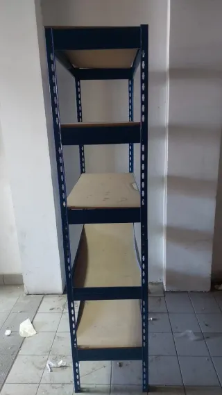 Estanterías metálicas.