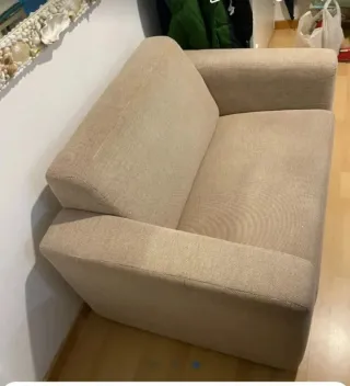 Sofá de tela beige