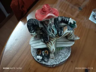 Figura cerámica hombre sombrero rojo con bebida