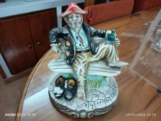 Figura cerámica hombre sombrero rojo con bebida