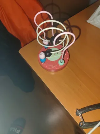 Laberinto de cuentas de madera