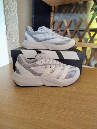 Adidas Lightblaze Gris y Blanco