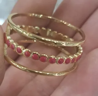 Anillo sujeta mantón dorado con detalles rosa