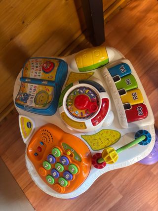 Mesa de actividades musical para bebé