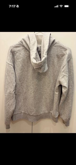 Sudadera gris con cremallera