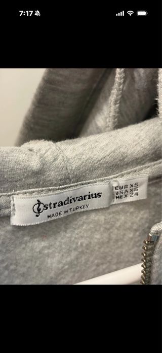 Sudadera gris con cremallera