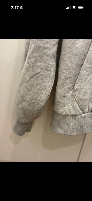 Sudadera gris con cremallera