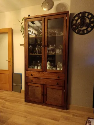 Mueble vitrina de madera y cristal