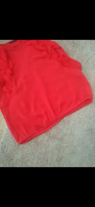 Blusa Zara roja con volantes