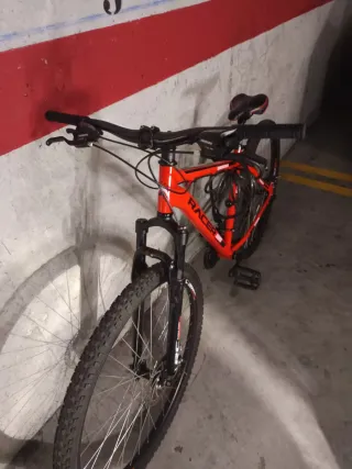 Bicicleta de montaña roja