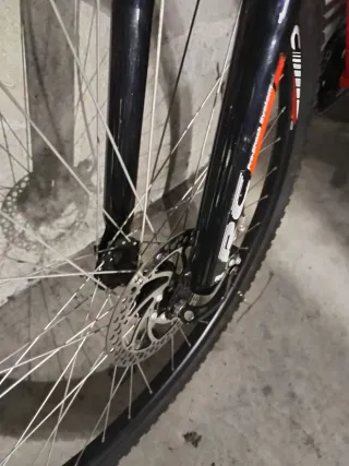 Bicicleta de montaña roja