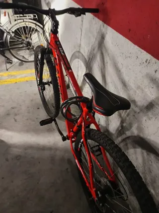 Bicicleta de montaña roja