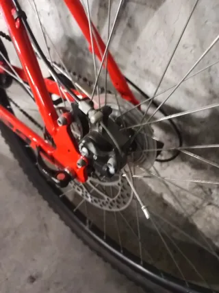 Bicicleta de montaña roja