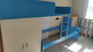 Cama tren azul y blanca