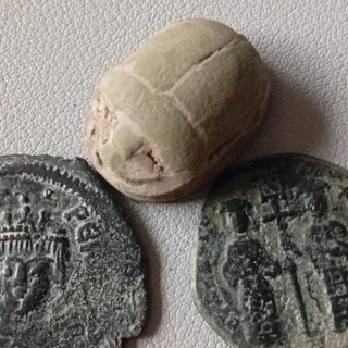 ≡ LOTE 2 monedas romanas 2 bizantinas y escarabajo