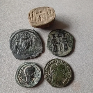 ≡ LOTE 2 monedas romanas 2 bizantinas y escarabajo