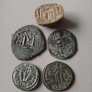 ≡ LOTE 2 monedas romanas 2 bizantinas y escarabajo