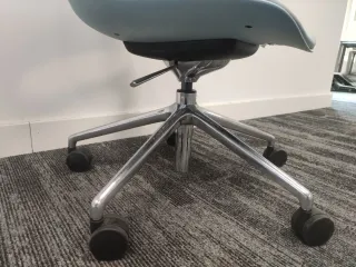 Silla reuniones giratoria y ruedas. Ref AS39