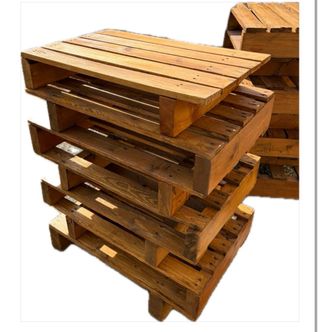 Tavolo in legno con 4 sgabelli