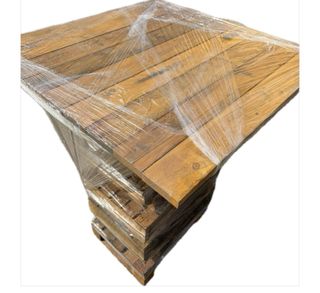 Tavolo in legno con 4 sgabelli