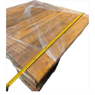 Tavolo in legno con 4 sgabelli