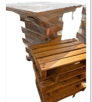 Tavolo in legno con 4 sgabelli