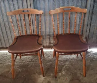 Coppia di sedie in legno con sedile in pelle