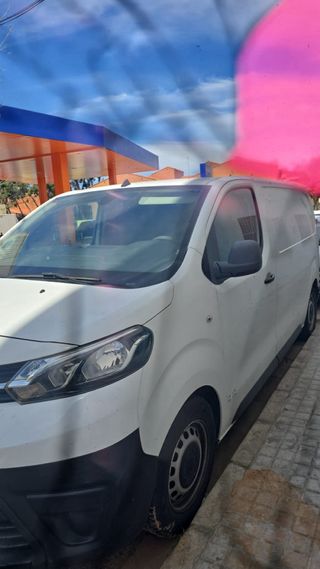 Vendo furgoneta toyota del año 2019  gasoil  9.800