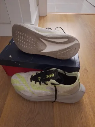 Zapatillas running blancas y verdes TALLAN GRANDES