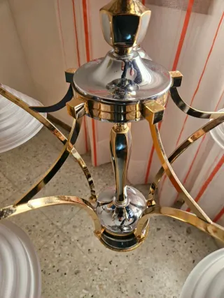 Lámpara de techo dorada y plateada