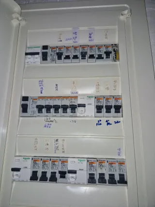 Busco trabajo de electricista (sabados y domingos)