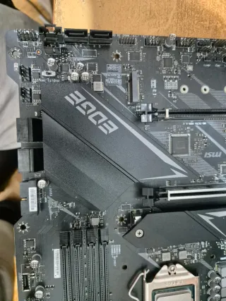 MSI MPG Z490  Edge WiFi - I9 10850k 3.6 - 32GRam