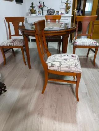 Mesa comedor ovalada y sillas.