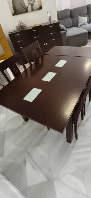 Mueble salón, chimenea, aparador y mesa comedor.