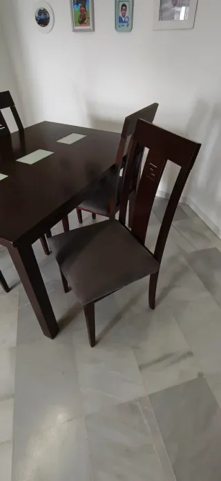 Mueble salón, chimenea, aparador y mesa comedor.