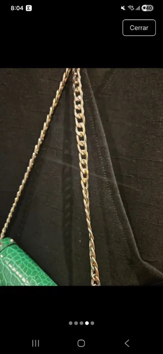 Bolso verde Stradivarius con cadena