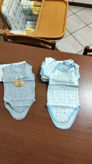 Lotto 6 body bimba/bimbo 6/9 mesi