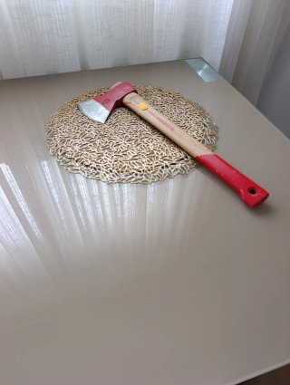 Hacha de mano roja y madera