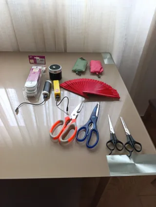 Tijeras, abanico,cintas persianas,cargador telefon