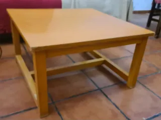 Perchero de madera, barra y mesa baja