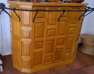 Perchero de madera, barra y mesa baja