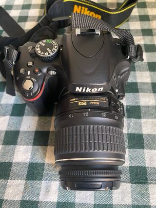 Cámara Nikon D5100 con bolso