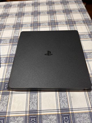 PS4 500GB Jet Black + 4 Giochi