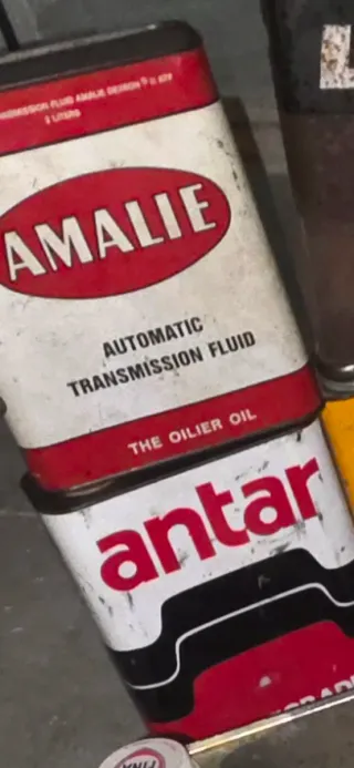 Latas de aceite Amalie y Antar antiguas