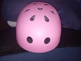 Casco rosa de patín