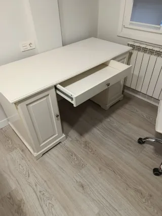 Escritorio blanco de madera
