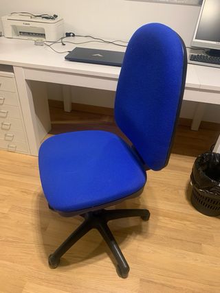 Silla de oficina azul y negra
