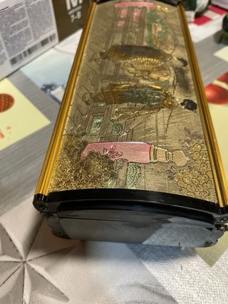 Antigua caja decorativa oriental